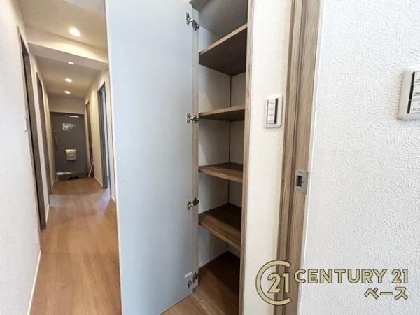 ラウンドヒルズ生駒Ｂ棟の内装|こちらは廊下部分です！あると嬉しい廊下収納ございます！