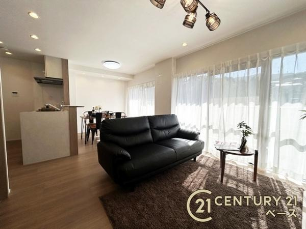 ラウンドヒルズ生駒Ｂ棟の居間・リビング|大きな窓から緑と透き通る青空が感じられる解放的なリビングです！