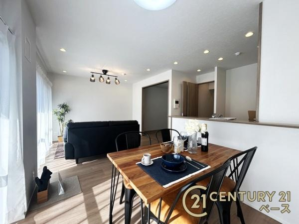 ラウンドヒルズ生駒Ｂ棟の居間・リビング|ご家族でくつろいでいただける１５帖の広々としたリビング！