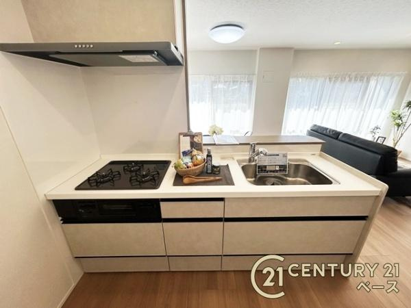 ラウンドヒルズ生駒Ｂ棟のキッチン|家族とのコミュニケーションがとりやすい人気のカウンターキッチン！
