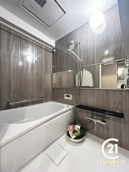 ラウンドヒルズ生駒Ｂ棟の浴室|ゆったりしたサイズの浴室！足を伸ばしての入浴は疲れも癒してくれます！