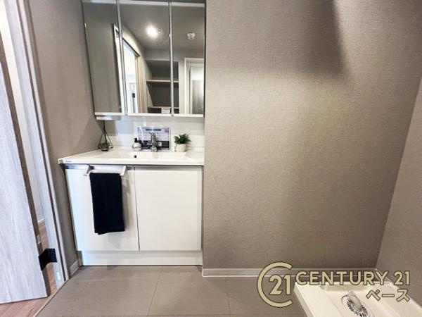 ラウンドヒルズ生駒Ｂ棟の独立洗面台|三面鏡タイプのミラーキャビネット！収納スペースも豊富です！