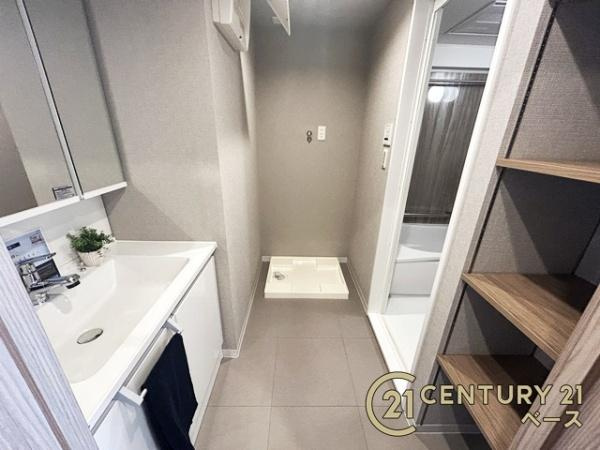 ラウンドヒルズ生駒Ｂ棟の独立洗面台|収納スペース豊富な広々とした洗面室です！