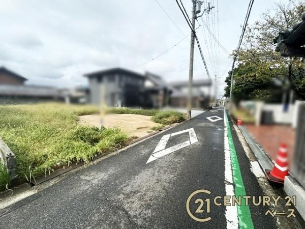 葛城市北道穗の売地の前面道路含む現地写真|前面道路約３.６ｍ以上で車の出し入れも楽々！