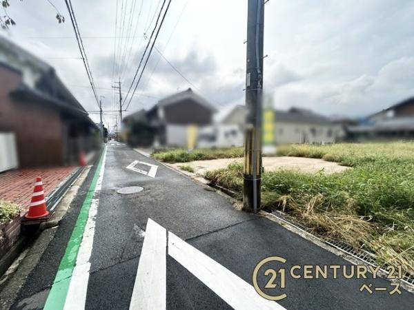 葛城市北道穗の売地の前面道路含む現地写真|小学校・中学校まで徒歩圏内とお子様の通学も安心！