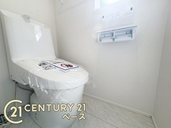 リナージュ西之宮 ／新築一戸建のトイレ|■現地撮影写真■１・２階ともに『節水省エネ仕様シャワートイレ』を採用しています！
