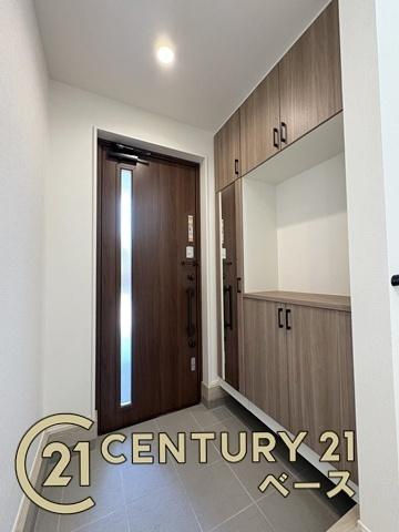 リナージュ西之宮 ／新築一戸建の玄関|■現地撮影写真■玄関には大容量シューズボックス完備！