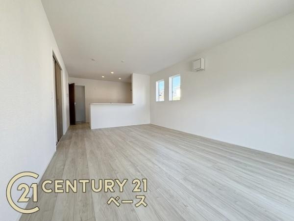 リナージュ西之宮 ／新築一戸建の居間・リビング|■現地撮影写真■家計と環境に優しい！一部窓には断熱性・保温性に優れたペアガラスを使用しています！