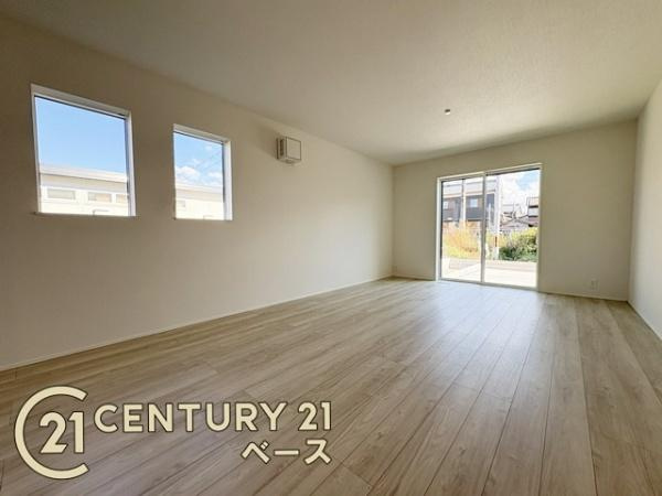 リナージュ西之宮 ／新築一戸建の居間・リビング|■現地撮影写真■ご家族でくつろいでいただける広々したリビングです！