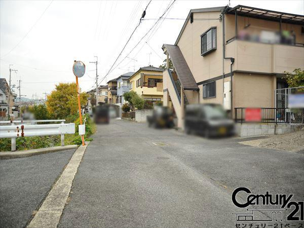 大和郡山市西田中町の売地の前面道路含む現地写真|■JR大和路線 大和小泉駅までバスで16分です！新町バス停まで徒歩で6分です！■
