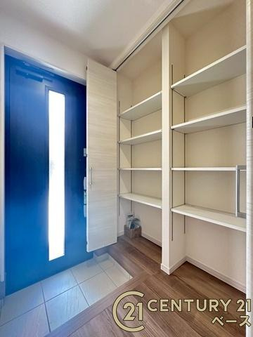 リーブルガーデン結崎 ／新築一戸建の玄関|■現地撮影写真■すっきりとした明るい玄関が家族やお客様を迎えてくれます！