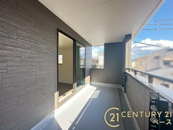 リーブルガーデン結崎 ／新築一戸建のバルコニー|■現地撮影写真■日当たりのよい広々とした南向きバルコニー！洗濯物もよく乾きます！