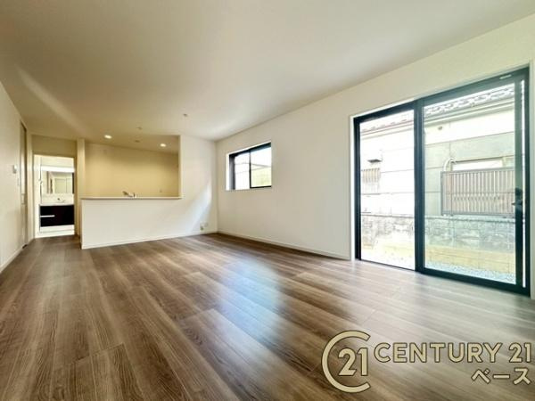 リーブルガーデン結崎 ／新築一戸建の居間・リビング|■現地撮影写真■窓ガラスは紫外線７６％カットで安心のLOW-Eペアガラスを採用！結露防止にも効果的です！