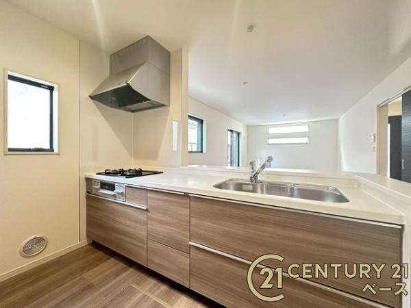 リーブルガーデン結崎 ／新築一戸建のキッチン|■現地撮影写真■リビング全体を見渡せる対面式システムキッチン！便利な収納スペースも完備！