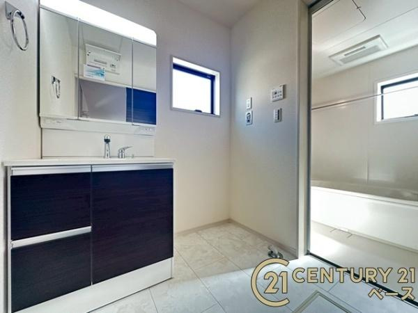 リーブルガーデン結崎 ／新築一戸建の独立洗面台|■現地撮影写真■三面鏡タイプのミラーキャビネット！収納スペースも豊富です！