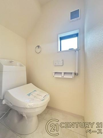 リーブルガーデン結崎 ／新築一戸建のトイレ|■現地撮影写真■１・２階ともに清潔感ある綺麗なお手洗を完備！