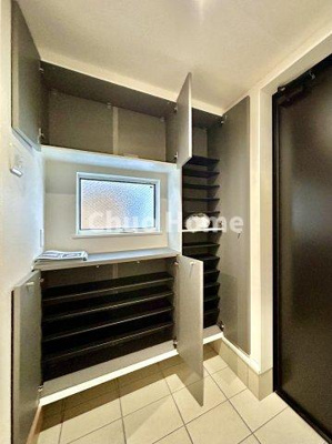 【玄関】 | 葛飾区西新小岩3丁目新築分譲住宅 | 【玄関】玄関には大型のシューズクローゼットを設置しておりますのでいつでもスッキリりとした空間を保てます。玄関周りを清潔に使うのはとても大事なことですよね。