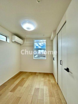 【子供部屋】 | 葛飾区西新小岩3丁目新築分譲住宅 | 【子供部屋】お子様を持つ家庭の約6割が「家族や子どものため」に購入を希望。入学後の転校を避け、広い空間でのびのび育てたいなどの親心が、家探しのきっかけになっているようです。