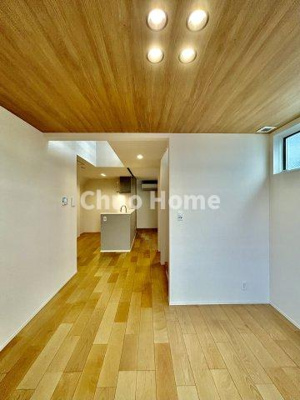 【ダイニング】 | 葛飾区西新小岩3丁目新築分譲住宅 | 【ダイニング】忙しい朝でも、しっかり家族が揃って食事をして頂けるゆとりある大きさのダイニングスペース。奥様が作る手料理をカウンター越しに受けとって頂き、テーブルで囲む素敵な時間を存分に愉しんで下さい。