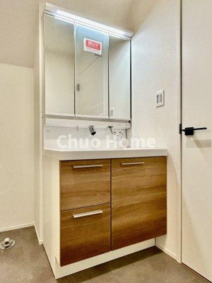 【独立洗面台】 | 葛飾区西新小岩3丁目新築分譲住宅 | 【洗面化粧台】洗面化粧台には三面鏡を採用。身だしなみを整えやすい事はもちろんですが、鏡の後ろに収納スペースを設ける事により、散らかりやすい洗面スペースをすっきりさせる事が出来るのも嬉しいですね