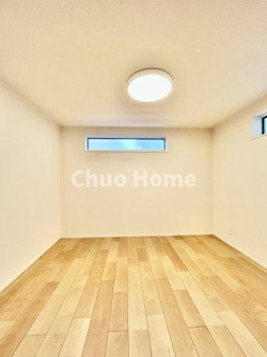 【洋室】 | 葛飾区西新小岩3丁目新築分譲住宅 | 【洋室】快適に過ごす条件は、一人ひとり違います。だからこそ飾り過ぎないシンプルな内装と偏り過ぎないデザインで統一しております。居住していく中でオーナー様だけの【マイホーム】に創り上げて下さい