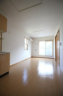 グレイス吉田　Ⅱ番館の居間・リビング|使いやすい居間です