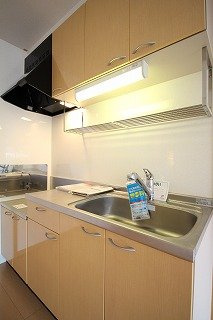 グレイス吉田　Ⅱ番館のキッチン|コンパクトなキッチンで掃除もラクラク