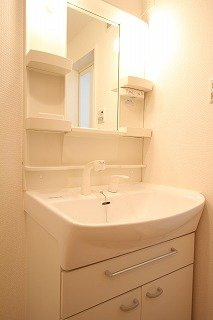 グレイス吉田　Ⅱ番館の洗面所|忙しい朝には欠かせない洗面所です