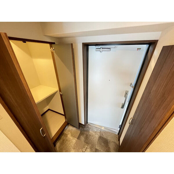 ライブラ西新の玄関