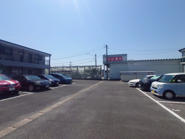 SurplusTwoライスAの駐車場