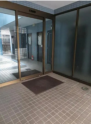 さいたま市南区鹿手袋6丁目　収益マンションのエントランス