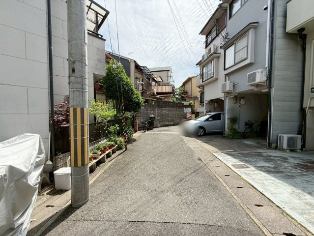 太秦西蜂岡町の前面道路含む現地写真