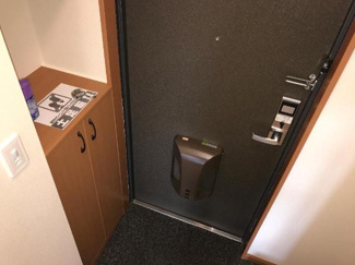 【玄関】 | シャルマン・中島 | 吊り戸付きのカウンター下駄箱