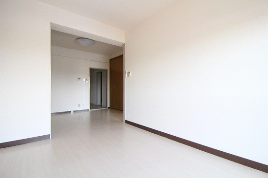 メゾンドゥフォレの居間・リビング