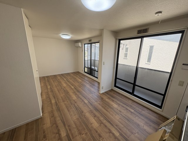 JAサンビレッジ末広 A棟の居間・リビング