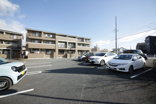 エバーグリーンAの駐車場