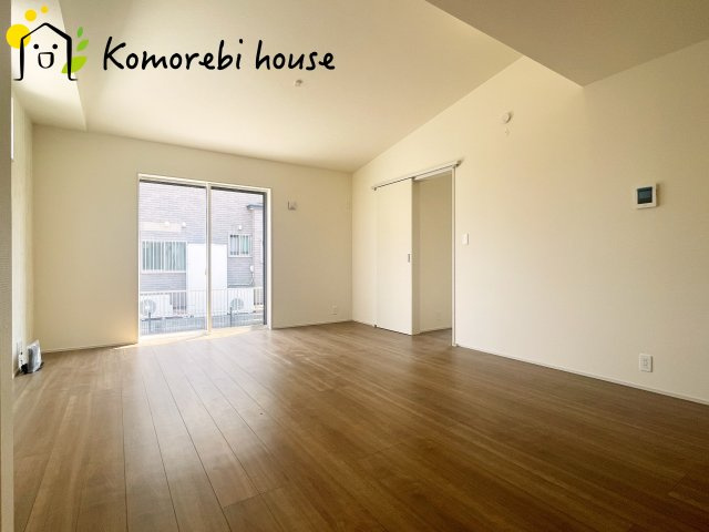 蓮田市江ヶ崎　新築一戸建て　ブルーミングガーデン　01の居間・リビング|7/25撮影