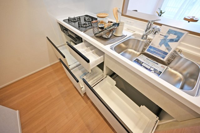 武庫川公園レックスマンションのキッチン|天板とワークトップ下の収納は満足のいくスペースが備わっています。 大きな鍋などもゆったりと収納いただけます。