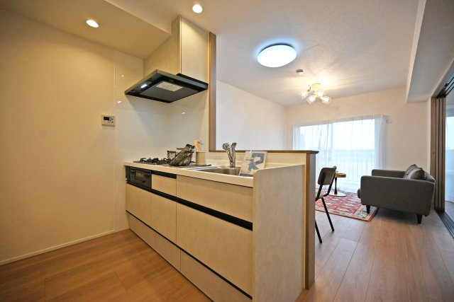 武庫川公園レックスマンションのキッチン|来客時にもキッチン裏や手元は見えない工夫がされているのでいつも片付いたキッチン＆リビングを演出できます◎