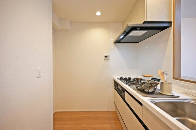 武庫川公園レックスマンションのキッチン|背面に冷蔵庫やカップボードを設置しても、複数人でキッチンに立っても窮屈感を感じることがない幅が確保されています。毎日使うキッチンだからこそ快適さは重要ですね！