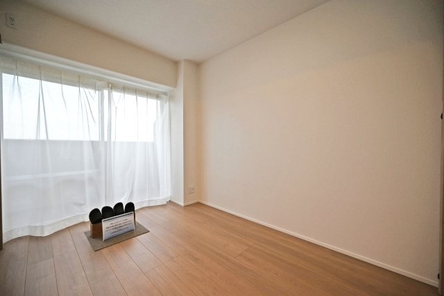 武庫川公園レックスマンションの洋室|-洋室5帖-
リビング横の洋室は書斎や客間としてもご活用いただけます。