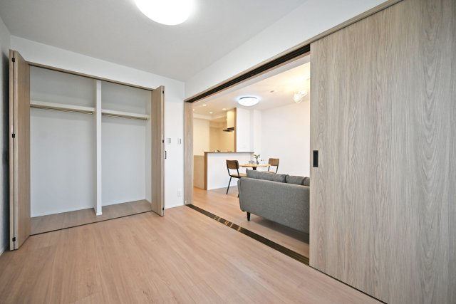 武庫川公園レックスマンションの洋室|-洋室5帖-
各居室枕棚とハンガーレール付き収納があり、片付けがラクに進みます。