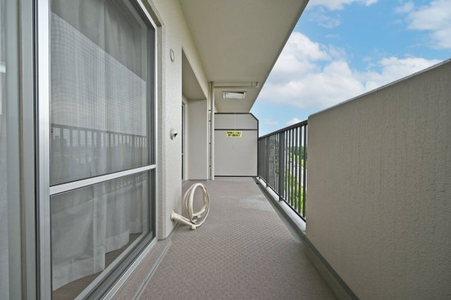 武庫川公園レックスマンションのバルコニー|南西バルコニーでいつもふかふかの洗濯物◎ 暖かな陽射しや爽やかな風を存分に取り込みお部屋に開放感をもたらします。