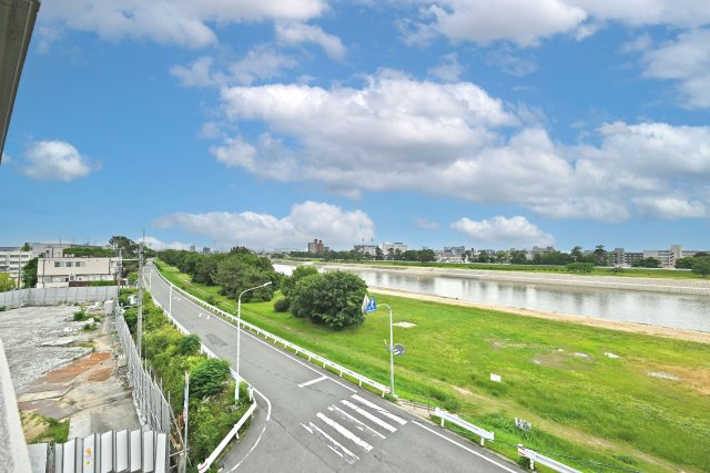 武庫川公園レックスマンションの展望|バルコニーからの眺望です。
武庫川河川敷が望めます。
