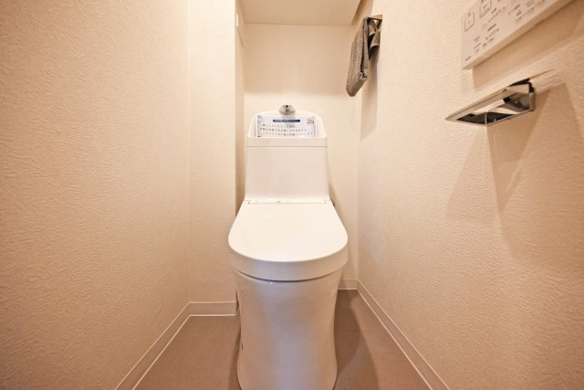 武庫川公園レックスマンションのトイレ|温水洗浄便座付きで快適にご利用いただけます。