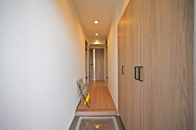 武庫川公園レックスマンションの玄関|1階玄関に入ってすぐの内観写真です。 玄関右側に天井まであるシューズボックスでご家族の靴が片付きすっきりとした玄関に◎