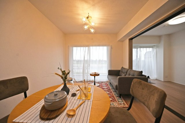 武庫川公園レックスマンションの居間・リビング|リビングは家族全員の集まる憩いの場。この場所を通じて家族の楽しい会話が聞こえてきそうなリビングです。