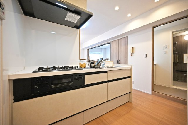 武庫川公園レックスマンションのキッチン|収納豊富×機能性充実のシステムキッチン◎ ３口コンロとグリル付きで、お料理の幅が広がる嬉しいキッチンです！