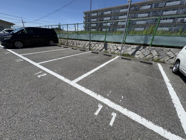落合ハイツA棟の駐車場