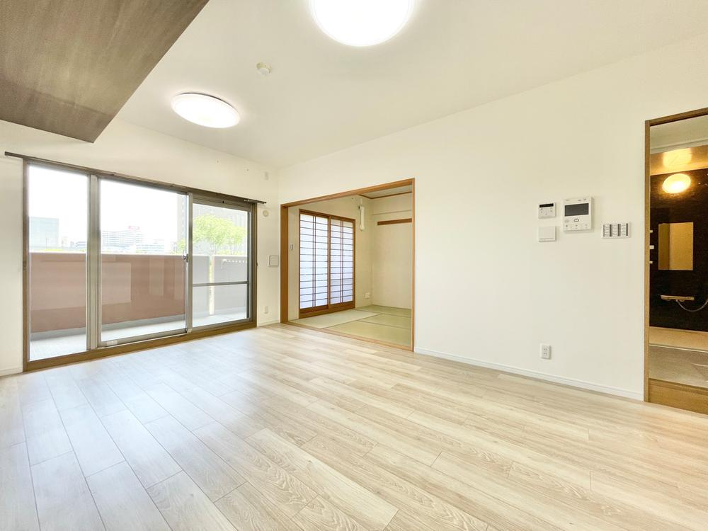 ランフォルセ枚方天の川の居間・リビング|LDK13.1帖　床暖房
■物件内覧・資金計画相談・住宅ローン相談、リフォーム相談、お問合せ受付中■
※当日・翌日のご内覧、ご相談はお電話でのお問合せがスムーズです！